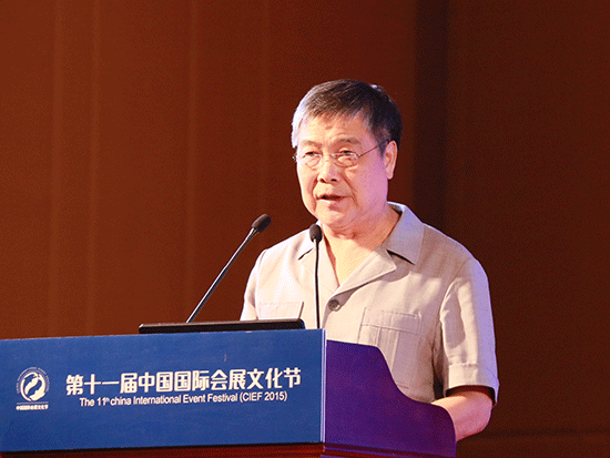 上圖為中國(guó)商業(yè)聯(lián)合會(huì)會(huì)長(zhǎng)張志剛（圖片來(lái)源：新浪財(cái)經(jīng) 顧國(guó)愛 攝）