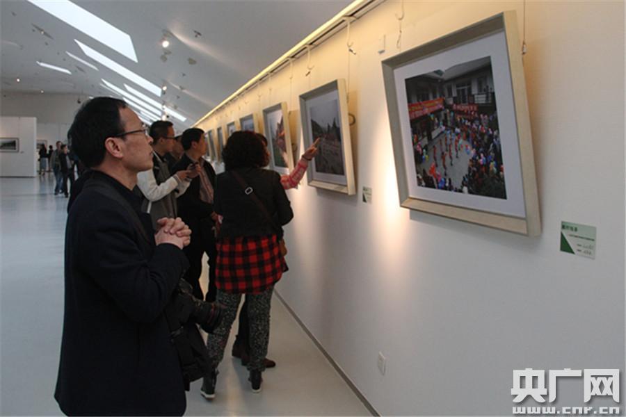 紀(jì)念蘆山地震3周年書畫攝影展開展 200件作品展示美麗雅安巨變