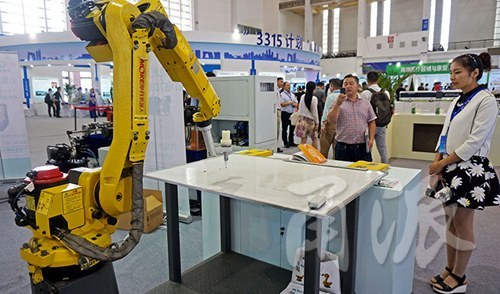 多功能育嬰箱、管道機(jī)器人…快來會展中心看高科“尖貨”