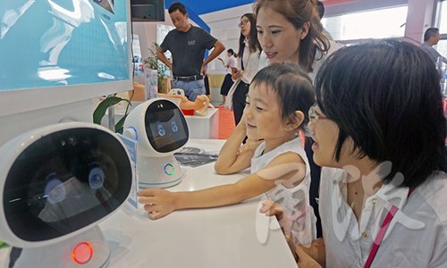 多功能育嬰箱、管道機(jī)器人…快來會展中心看高科“尖貨”