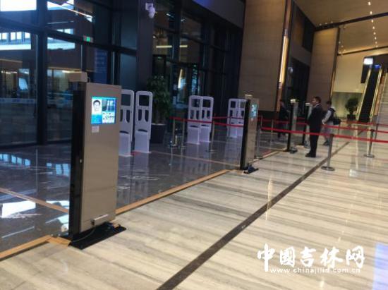進(jìn)入烏鎮(zhèn)互聯(lián)網(wǎng)國際會展中心的安檢_副本.jpg